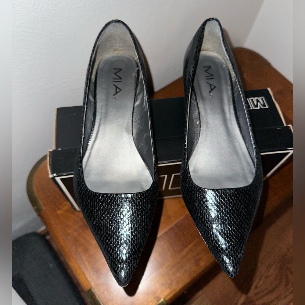 MIA Black Kitten Heels